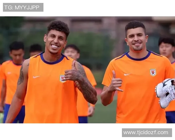 泰山外援瓦科携家人欢庆圣诞节合影留念尽享巴黎美好时光