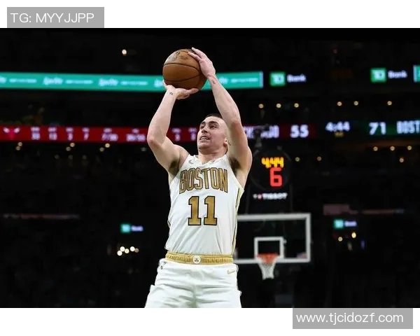 普理查德半场表现活跃贡献13分还抢下3个前场板送出4次助攻